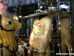 女生控制, 橡胶