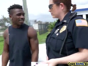 Les Vilaines Policières Préfèrent Les énormes Baguettes Noires