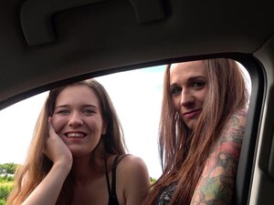 Seks bertiga, Rambut coklat, Mobil, Dengan dua wanita, Sudut gambar