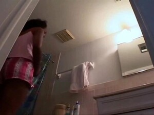 Mandi berendam, Pacar wanita, Kamera tersembunyi